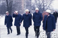 3.01.1986, Warszawa, Polska.
Wizyta wicepremiera ZSRR na terenie budowy metra w Warszawie. 1. z prawej idzie Jerzy Brzostek - generalny dyrektor Generalnej Dyrekcji Budowy Metra.
Fot. Edward Grochowicz, zbiory Ośrodka KARTA