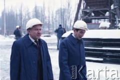 3.01.1986, Warszawa, Polska.
Wizyta wicepremiera ZSRR na terenie budowy metra w Warszawie. Po lewej stronie Jerzy Brzostek - generalny dyrektor Generalnej Dyrekcji Budowy Metra, obok przedstawiciel Dyrekcji Budowy Tras Komunikacyjnych.
Fot. Edward Grochowicz, zbiory Ośrodka KARTA
