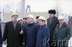 3.01.1986, Warszawa, Polska.
Wizyta wicepremiera ZSRR na terenie budowy metra w Warszawie. W 1 rzędzie stoją przedstawiciele Generalnej Dyrekcji Budowy Metra i Dyrekcji Budowy Tras Komunikacyjnych.
Fot. Edward Grochowicz, zbiory Ośrodka KARTA