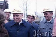 3.01.1986, Warszawa, Polska.
Przedstawiciele Generalnej Dyrekcji Budowy Metra i Dyrekcji Budowy Tras Komunikacyjnych podczas wizyty wicepremiera ZSRR na terenie budowy metra w Warszawie.
Fot. Edward Grochowicz, zbiory Ośrodka KARTA