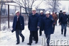 3.01.1986, Warszawa, Polska.
Wizyta wicepremiera ZSRR na terenie budowy metra w Warszawie. 1. z lewej idzie Jerzy Brzostek - generalny dyrektor Generalnej Dyrekcji Budowy Metra, w tle (3. od lewej) Jerzy Majewski - pełnomocnik rządu ds. budowy metra.
Fot. Edward Grochowicz, zbiory Ośrodka KARTA