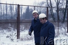 3.01.1986, Warszawa, Polska.
Wizyta wicepremiera ZSRR na terenie budowy metra w Warszawie. Z lewej strony idzie Jerzy Majewski - pełnomocnik rządu ds. budowy metra, obok przedstawiciel Dyrekcji Budowy Tras Komunikacyjnych.
Fot. Edward Grochowicz, zbiory Ośrodka KARTA