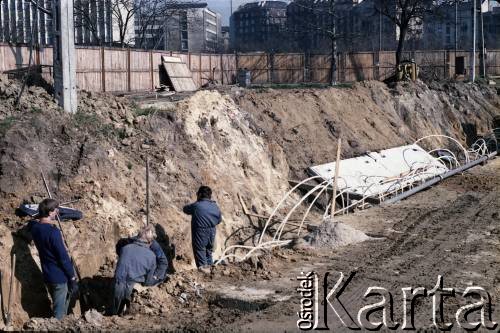 3.04.1986, Warszawa, Polska.
Robotnicy na budowie I linii metra w Warszawie podczas prac prowadzonych na odcinku Pole Mokotowskie - Politechnika.
Fot. Edward Grochowicz, zbiory Ośrodka KARTA