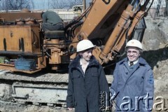 3.04.1986, Warszawa, Polska.
Inżynierowie na budowie I linii metra w Warszawie, na odcinku Pole Mokotowskie - Politechnika.
Fot. Edward Grochowicz, zbiory Ośrodka KARTA