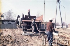 3.04.1986, Warszawa, Polska.
Robotnicy na budowie I linii metra w Warszawie podczas prac prowadzonych na odcinku Pole Mokotowskie - Politechnika.
Fot. Edward Grochowicz, zbiory Ośrodka KARTA