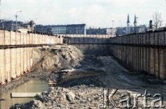 3.04.1986, Warszawa, Polska.
Budowa I linii metra w Warszawie na odcinku Pole Mokotowskie - Politechnika. W tle widoczne wieże kościoła Najświętszego Zbawiciela.
Fot. Edward Grochowicz, zbiory Ośrodka KARTA