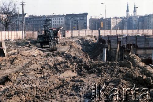 3.04.1986, Warszawa, Polska.
Budowa I linii metra w Warszawie na odcinku Pole Mokotowskie - Politechnika. W tle widoczne wieże kościoła Najświętszego Zbawiciela.
Fot. Edward Grochowicz, zbiory Ośrodka KARTA