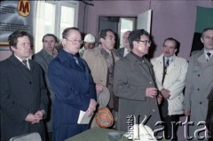 17.04.1986, Warszawa, Polska.
Wizyta Pełnomocnika ZSRR do spraw budowy metra w siedzibie Metroprojektu. 5 z prawej stoi Tadeusz Romanowski - wicedyrektor Metroprojektu, generalny projektant I linii metra w Warszawie.
Fot. Edward Grochowicz, zbiory Ośrodka KARTA