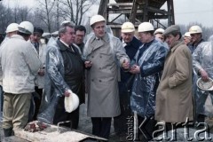 17.04.1986, Warszawa, Polska.
Wizyta Pełnomocnika ZSRR do spraw budowy metra w Warszawie. 1. z prawej stoi Tadeusz Romanowski (wicedyrektor Metroprojektu, generalny projektant I linii metra w Warszawie), 2. z prawej Jerzy Twardo (główny inżynier Generalnej Dyrekcji Budowy Metra).
Fot. Edward Grochowicz, zbiory Ośrodka KARTA