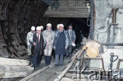 17.04.1986, Warszawa, Polska.
Wizyta Pełnomocnika ZSRR do spraw budowy metra w Warszawie. 1 z prawej idzie Jerzy Brzostek - generalny dyrektor Generalnej Dyrekcji Budowy Metra.
Fot. Edward Grochowicz, zbiory Ośrodka KARTA