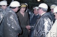 17.04.1986, Warszawa, Polska.
Wizyta Pełnomocnika ZSRR do spraw budowy metra w Warszawie i uścisk dłoni z robotnikiem.
Fot. Edward Grochowicz, zbiory Ośrodka KARTA
