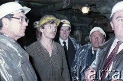 17.04.1986, Warszawa, Polska.
Wizyta Pełnomocnika ZSRR do spraw budowy metra w Warszawie. 2 z prawej stoi Jerzy Brzostek - generalny dyrektor Generalnej Dyrekcji Budowy Metra, dalej Jerzy Majewski - pełnomocnik rządu ds. budowy metra.
Fot. Edward Grochowicz, zbiory Ośrodka KARTA
