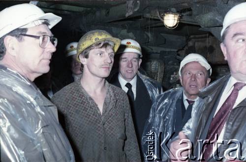 17.04.1986, Warszawa, Polska.
Wizyta Pełnomocnika ZSRR do spraw budowy metra w Warszawie. 2 z prawej stoi Jerzy Brzostek - generalny dyrektor Generalnej Dyrekcji Budowy Metra, dalej Jerzy Majewski - pełnomocnik rządu ds. budowy metra.
Fot. Edward Grochowicz, zbiory Ośrodka KARTA