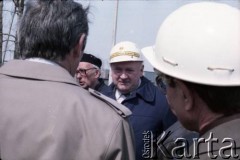 17.04.1986, Warszawa, Polska.
Wizyta Pełnomocnika ZSRR do spraw budowy metra w Warszawie. Pośrodku stoi Jerzy Twardo - główny inżynier Generalnej Dyrekcji Budowy Metra.
Fot. Edward Grochowicz, zbiory Ośrodka KARTA