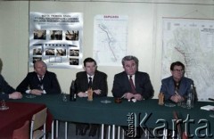 17.04.1986, Warszawa, Polska.
Wizyta Pełnomocnika ZSRR do spraw budowy metra w siedzibie Metroprojektu. Od lewej siedzą: Jerzy Brzostek - generalny dyrektor Generalnej Dyrekcji Budowy Metra i Jerzy Majewski - pełnomocnik rządu ds. budowy metra.
Fot. Edward Grochowicz, zbiory Ośrodka KARTA