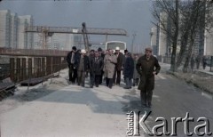 17.04.1986, Warszawa, Polska.
Wizyta Pełnomocnika ZSRR do spraw budowy metra w Warszawie, prawdopodobnie na Ursynowie.
Fot. Edward Grochowicz, zbiory Ośrodka KARTA