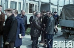 17.04.1986, Warszawa, Polska.
Wizyta Pełnomocnika ZSRR do spraw budowy metra w Warszawie. 3. z lewej idzie Jerzy Brzostek - generalny dyrektor Generalnej Dyrekcji Budowy Metra.
Fot. Edward Grochowicz, zbiory Ośrodka KARTA