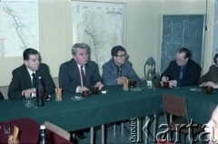 17.04.1986, Warszawa, Polska.
Wizyta Pełnomocnika ZSRR do spraw budowy metra w siedzibie Metroprojektu. 1. z lewej siedzi Jerzy Majewski - pełnomocnik rządu ds. budowy metra.
Fot. Edward Grochowicz, zbiory Ośrodka KARTA