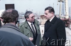 17.04.1986, Warszawa, Polska.
Wizyta Pełnomocnika ZSRR do spraw budowy metra w Warszawie. 1. z prawej stoi Jerzy Majewski - pełnomocnik rządu ds. budowy metra.
Fot. Edward Grochowicz, zbiory Ośrodka KARTA