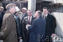 17.04.1986, Warszawa, Polska.
Wizyta Pełnomocnika ZSRR do spraw budowy metra w Warszawie. 1. z prawej stoi Jerzy Majewski - pełnomocnik rządu ds. budowy metra, obok (tyłem) Jerzy Brzostek - generalny dyrektor Generalnej Dyrekcji Budowy Metra.
Fot. Edward Grochowicz, zbiory Ośrodka KARTA