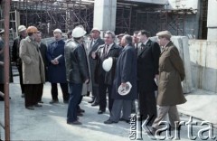 17.04.1986, Warszawa, Polska.
Wizyta Pełnomocnika ZSRR do spraw budowy metra w Warszawie. 2. z prawej stoi Jerzy Majewski - pełnomocnik rządu ds. budowy metra, 3. z prawej Jerzy Brzostek - generalny dyrektor Generalnej Dyrekcji Budowy Metra.
Fot. Edward Grochowicz, zbiory Ośrodka KARTA