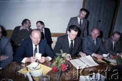 19.04.1986, Warszawa, Polska.
Podpisanie umowy związanej z budową I linii metra w Warszawie. 1. z lewej siedzi Jerzy Brzostek - generalny dyrektor Generalnej Dyrekcji Budowy Metra, obok Jerzy Majewski - pełnomocnik rządu ds. budowy metra.
Fot. Edward Grochowicz, zbiory Ośrodka KARTA