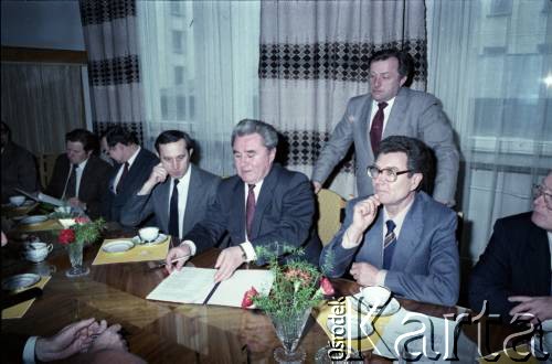 19.04.1986, Warszawa, Polska.
Podpisanie umowy związanej z budową I linii metra w Warszawie. W centrum pełnomocni ZSRR ds. budowy metra w Warszawie.
Fot. Edward Grochowicz, zbiory Ośrodka KARTA