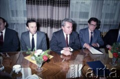 19.04.1986, Warszawa, Polska.
Podpisanie umowy związanej z budową I linii metra w Warszawie. W centrum pełnomocni ZSRR ds. budowy metra w Warszawie.
Fot. Edward Grochowicz, zbiory Ośrodka KARTA