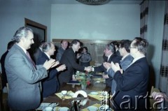 19.04.1986, Warszawa, Polska.
Uścisk dłoni Jerzego Majwskiego - pełnomocnika rządu ds. budowy metra (po lewej) i pełnomocnika ZSRR ds. budowy metra w Warszawie po podpisaniu umowy.
Fot. Edward Grochowicz, zbiory Ośrodka KARTA