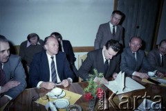 19.04.1986, Warszawa, Polska.
Jerzy Majewski (pełnomocnik rządu ds. budowy metra) podpisuje umowę dotyczącą budow metra. Po jego prawej stronie siedzi Jerzy Brzostek - generalny dyrektor Generalnej Dyrekcji Budowy Metra.
Fot. Edward Grochowicz, zbiory Ośrodka KARTA