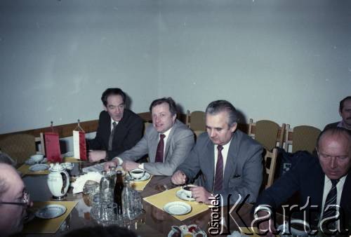 19.04.1986, Warszawa, Polska.
Podpisanie umowy związanej z budową I linii metra w Warszawie. 1. z prawej  siedzi Jerzy Brzostek - generalny dyrektor Generalnej Dyrekcji Budowy Metra.
Fot. Edward Grochowicz, zbiory Ośrodka KARTA
