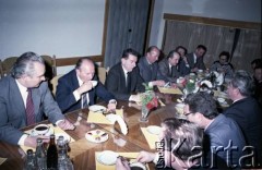 19.04.1986, Warszawa, Polska.
Podpisanie umowy związanej z budową I linii metra w Warszawie. 2. z lewej siedzi Jerzy Brzostek (z filiżanką) - generalny dyrektor Generalnej Dyrekcji Budowy Metra, obok Jerzy Majewski - pełnomocnik rządu ds. budowy metra.
Fot. Edward Grochowicz, zbiory Ośrodka KARTA