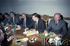 19.04.1986, Warszawa, Polska.
Podpisanie umowy związanej z budową I linii metra w Warszawie. 2. z lewej siedzi Jerzy Majewski - pełnomocnik rządu ds. budowy metra., obok Jerzy Brzostek - generalny dyrektor Generalnej Dyrekcji Budowy Metra.
Fot. Edward Grochowicz, zbiory Ośrodka KARTA