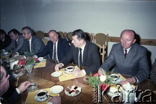 19.04.1986, Warszawa, Polska.
Podpisanie umowy związanej z budową I linii metra w Warszawie. 2. z lewej siedzi Jerzy Majewski - pełnomocnik rządu ds. budowy metra., obok Jerzy Brzostek - generalny dyrektor Generalnej Dyrekcji Budowy Metra.
Fot. Edward Grochowicz, zbiory Ośrodka KARTA