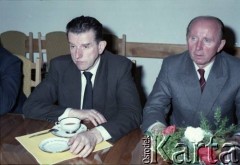 19.04.1986, Warszawa, Polska.
Podpisanie umowy związanej z budową I linii metra w Warszawie. Po lewej stroniej siedzi  Jerzy Majewski - pełnomocnik rządu ds. budowy metra.
Fot. Edward Grochowicz, zbiory Ośrodka KARTA