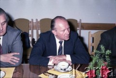 19.04.1986, Warszawa, Polska.
Podpisanie umowy związanej z budową I linii metra w Warszawie. W centrum siedzi Jerzy Brzostek - generalny dyrektor Generalnej Dyrekcji Budowy Metra.
Fot. Edward Grochowicz, zbiory Ośrodka KARTA