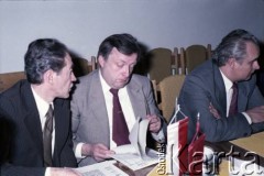 19.04.1986, Warszawa, Polska.
Podpisanie umowy związanej z budową I linii metra w Warszawie. 1. z lewej Tadeusz Romanowski - wicedyrektor Miastoprojektu, generalny projektant I linii metra.
Fot. Edward Grochowicz, zbiory Ośrodka KARTA
