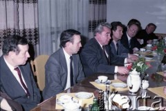 19.04.1986, Warszawa, Polska.
Podpisanie umowy związanej z budową I linii metra. 3. z lewej siedzi pełnomocnik ZSRR ds. budowy metra w Warszawie.
Fot. Edward Grochowicz, zbiory Ośrodka KARTA