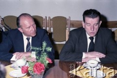 19.04.1986, Warszawa, Polska.
Podpisanie umowy związanej z budową I linii metra w Warszawie. 1. z lewej siedzi Jerzy Brzostek - generalny dyrektor Generalnej Dyrekcji Budowy Metra, obok Jerzy Majewski - pełnomocnik rządu ds. budowy metra.
Fot. Edward Grochowicz, zbiory Ośrodka KARTA