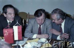 19.04.1986, Warszawa, Polska.
Podpisanie umowy związanej z budową I linii metra w Warszawie. 1. z lewej Tadeusz Romanowski - wicedyrektor Miastoprojektu, generalny projektant I linii metra.
Fot. Edward Grochowicz, zbiory Ośrodka KARTA