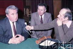19.04.1986, Warszawa, Polska.
Pełnomocnik ZSRR ds. budowy metra w Warszawie udziela wywiadu po podpisaniu umowy związanej z budową I linii metra.
Fot. Edward Grochowicz, zbiory Ośrodka KARTA