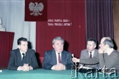 19.04.1986, Warszawa, Polska.
Pełnomocnik ZSRR ds. budowy metra w Warszawie udziela wywiadu po podpisaniu umowy związanej z budową I linii metra. 1. z lewej siedzi Jerzy Majewski - pełnomocnik rządu ds. budowy metra.
Fot. Edward Grochowicz, zbiory Ośrodka KARTA