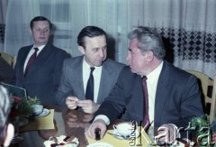 19.04.1986, Warszawa, Polska.
Podpisanie umowy związanej z budową I linii metra w Warszawie. 1. z prawej siedzi pełnomocnik ZSRR ds. budowy metra w Warszawie.
Fot. Edward Grochowicz, zbiory Ośrodka KARTA