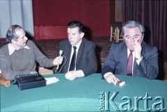 19.04.1986, Warszawa, Polska.
Jerzy Majewski - pełnomocnik rządu ds. budowy metra - udziela wywiadu po podpisaniu umowy związanej z budową I linii metra. Obok siedzi pełnomocnik ZSRR ds. budowy metra w Warszawie.
Fot. Edward Grochowicz, zbiory Ośrodka KARTA