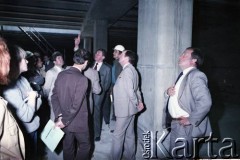 Maj 1986, Warszawa, Polska.
Wizyta prezydenta Warszawy gen. Mieczysława Dębickiego na terenie budowy I linii metra (wskazuje do góry).
Fot. Edward Grochowicz, zbiory Ośrodka KARTA