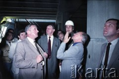 Maj 1986, Warszawa, Polska.
Wizyta prezydenta Warszawy gen. Mieczysława Dębickiego na terenie budowy I linii metra (pośrodku). Do góry wskazuje Jerzy Brzostek (generalny dyrektor Generalnej Dyrekcji Budowy Metra).
Fot. Edward Grochowicz, zbiory Ośrodka KARTA