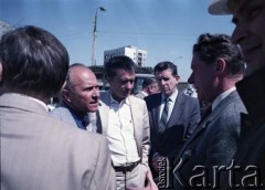 Maj 1986, Warszawa, Polska.
Wizyta prezydenta Warszawy gen. Mieczysława Dębickiego na terenie budowy I linii metra. Od prawej: NN, Mieczysław Dębicki, Jerzy Majewski (pełnomocnik rządu ds. budowy metra), NN, Jerzy Brzostek (generalny dyrektor Generalnej Dyrekcji Budowy Metra).
Fot. Edward Grochowicz, zbiory Ośrodka KARTA