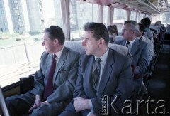 Maj 1986, Warszawa, Polska.
Wizyta prezydenta Warszawy gen. Mieczysława Dębickiego na terenie budowy I linii metra. Od prawej: Jerzy Majewski (pełnomocnik rządu ds. budowy metra), Mieczysław Dębicki.
Fot. Edward Grochowicz, zbiory Ośrodka KARTA