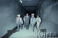 Maj 1986, Warszawa, Polska.
Wizyta prezydenta Warszawy gen. Mieczysława Dębickiego na terenie budowy I linii metra. Od prawej: NN, Jerzy Brzostek (generalny dyrektor Generalnej Dyrekcji Budowy Metra), Mieczysław Dębicki.
Fot. Edward Grochowicz, zbiory Ośrodka KARTA