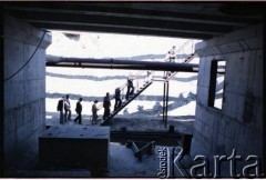 Maj 1986, Warszawa, Polska.
Wizyta prezydenta Warszawy gen. Mieczysława Dębickiego na terenie budowy I linii metra.
Fot. Edward Grochowicz, zbiory Ośrodka KARTA